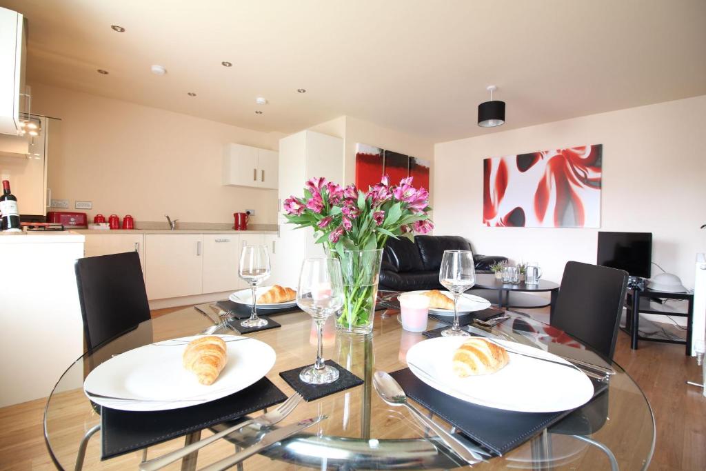 UR City Pad - Regent Wharf - Two-Bedroom Apartment (Double/2x Single Beds)