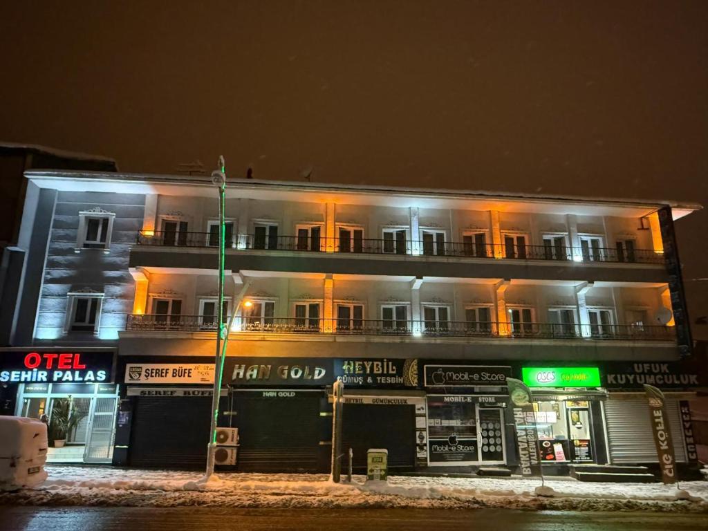a large building with lights on at night at Şehir Palas Otel in Mus