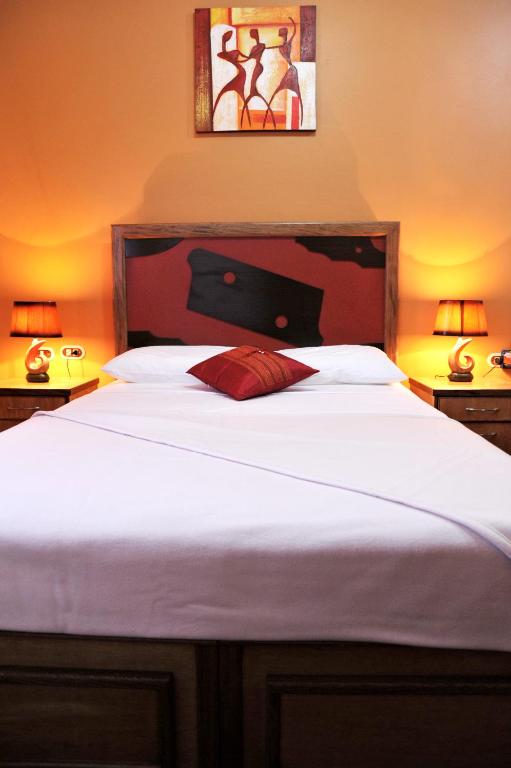 Postel nebo postele na pokoji v ubytování Culture Crossroads Inn