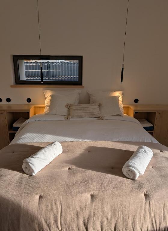 Les Hôtes des Maillets - King Room With Roll-In Shower - Disability Access