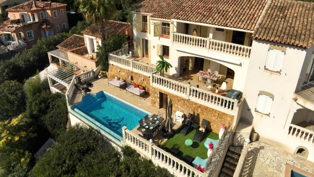 an aerial view of a house with a swimming pool at Chambre avec piscine, jacuzzi, vue mer et montagne, plage à pied in Roquebrune-sur-Argens