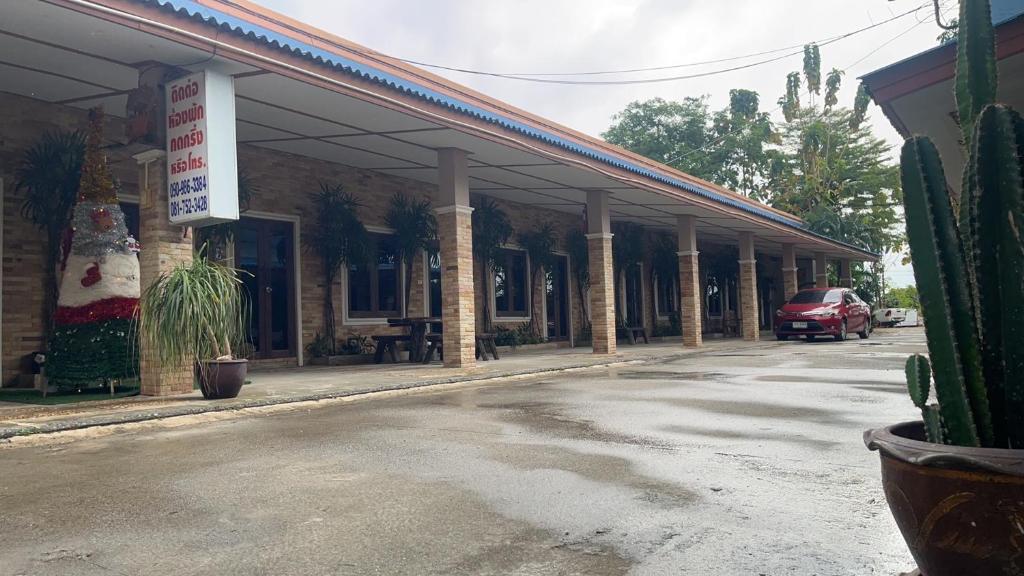 a building with a car parked in front of it at Baanpuklertsuk3 in Ban Map Ta Put