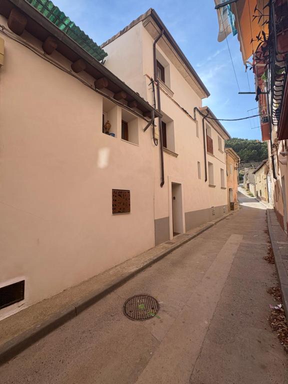 an empty alley with a building and a manhole at Casa Brillantes Completa in Ayerbe