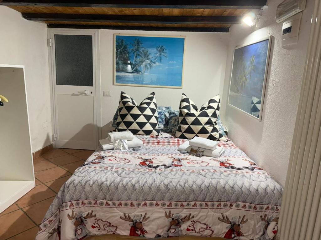a bedroom with a large bed in a room at Il Soppalco in Corniglia