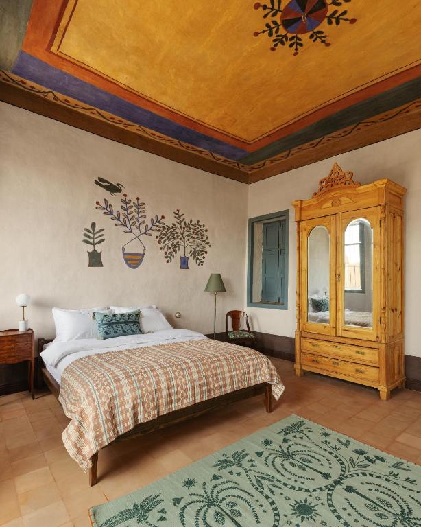 a bedroom with a bed and a wooden ceiling at Beit Felfel in Esna