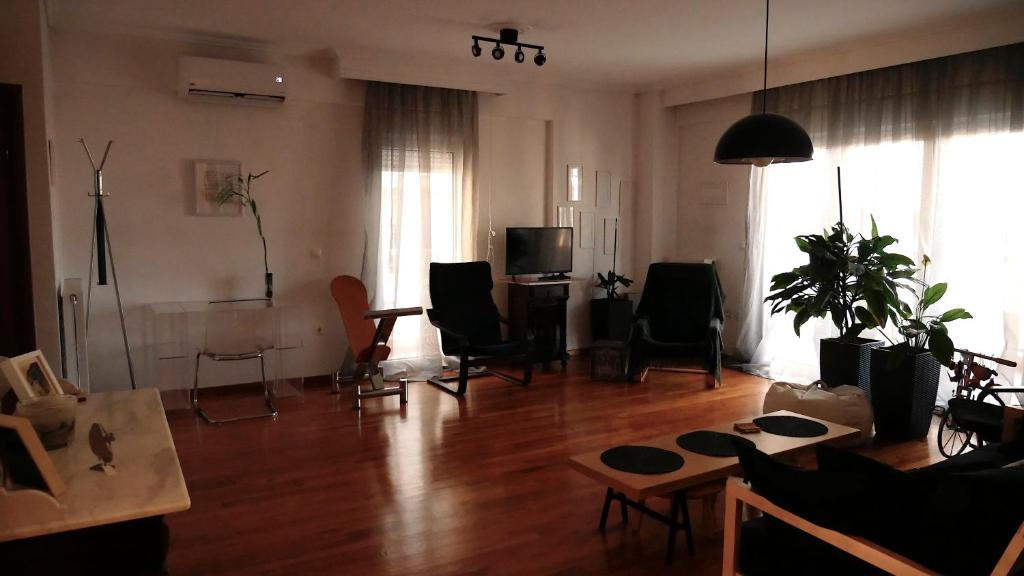 Bright, modern 2BR flat w, balcony, 15 min Airport