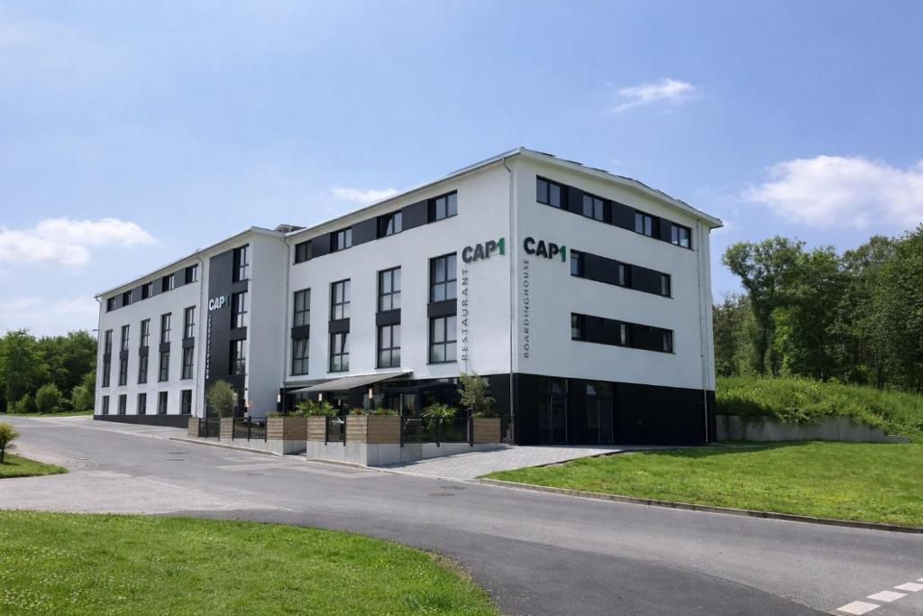 ein weißes Gebäude mit der Aufschrift „Große Stadt“ in der Unterkunft CAP1 Boardinghouse in Baesweiler