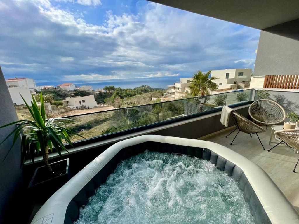 SeaView Jacuzzi Apartment