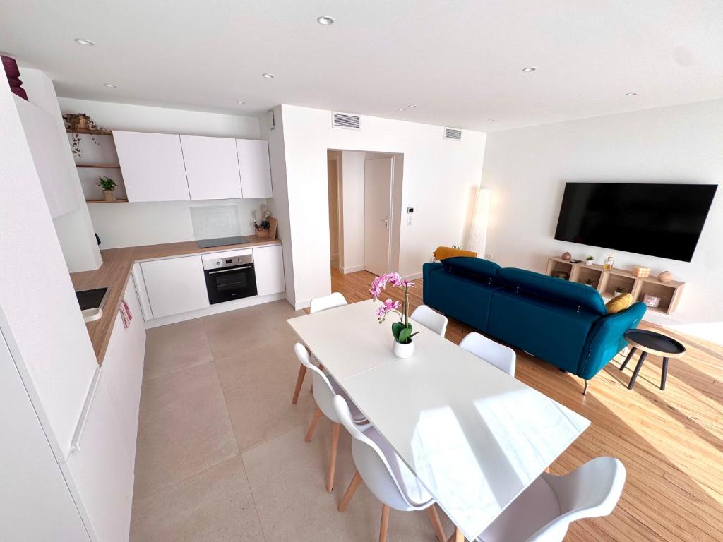 a living room with a blue couch and a table at Appartement Toulouse - Quartier des Chalets in Toulouse