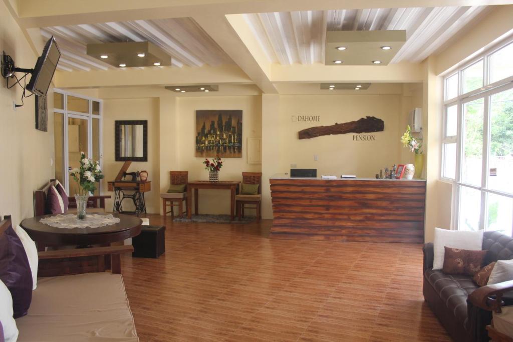 een woonkamer met een bank en een salon bij DaHome Pension in Vigan