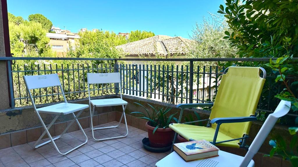 two chairs and two chairs on a balcony at N294 - Numana, ampio quadrilocale con giardino e wifi in Numana