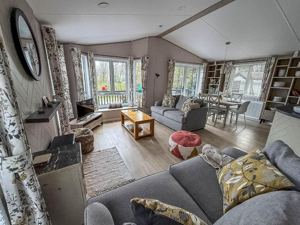 Beautiful Lodge With Decking At Azure Seas In Suffolk, Sleeps 6 Ref 32217Og 5