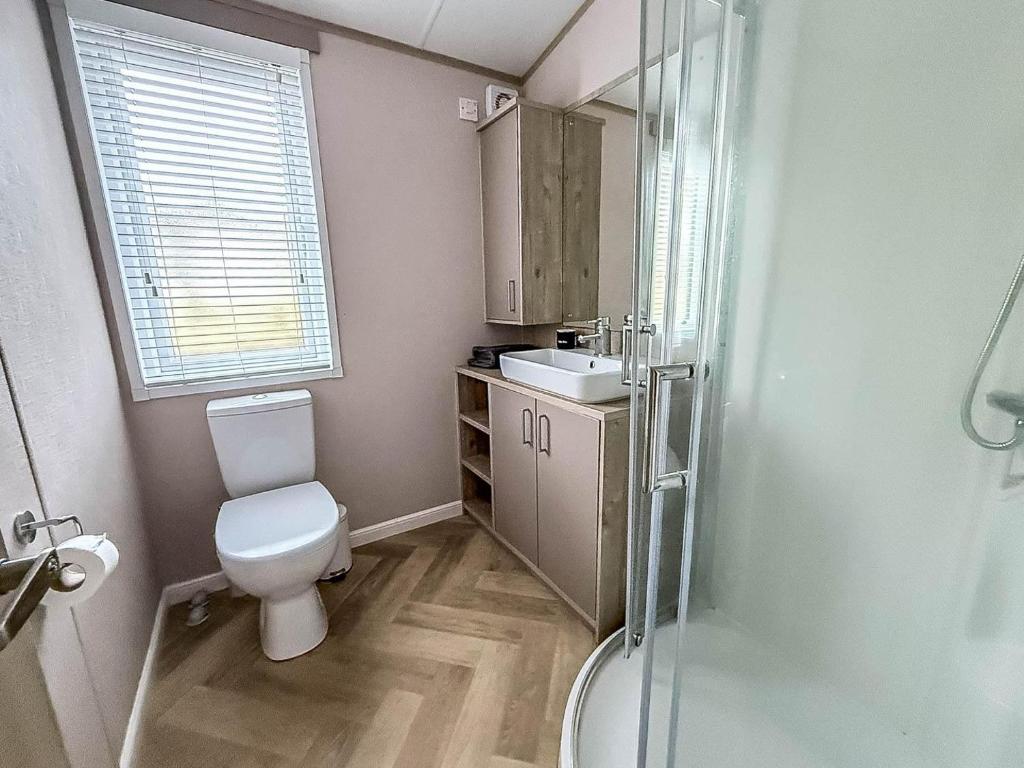 Beautiful Lodge With Decking At Azure Seas In Suffolk, Sleeps 6 Ref 32217Og 8