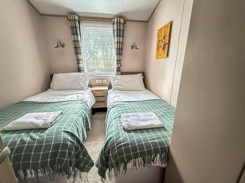 Beautiful Lodge With Decking At Azure Seas In Suffolk, Sleeps 6 Ref 32217Og 2