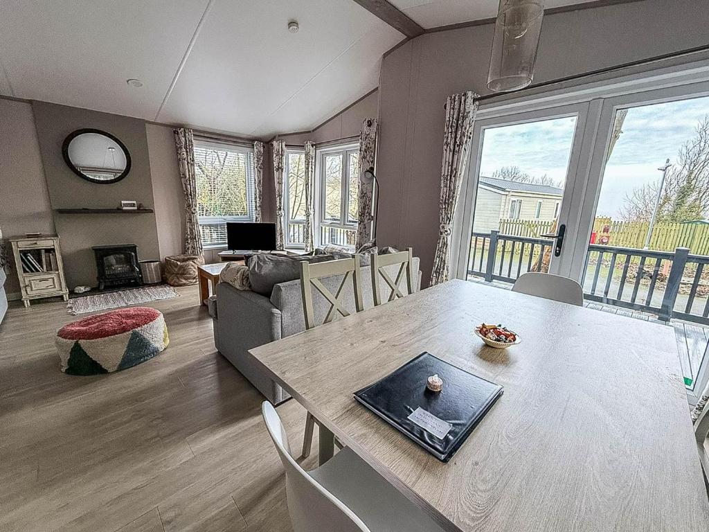 Beautiful Lodge With Decking At Azure Seas In Suffolk, Sleeps 6 Ref 32217Og 4