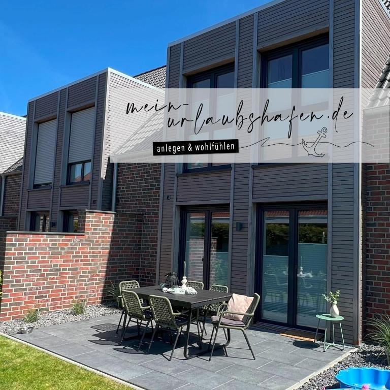 a table and chairs in front of a building at mein Urlaubshafen - Anleger I oder II in Carolinensiel
