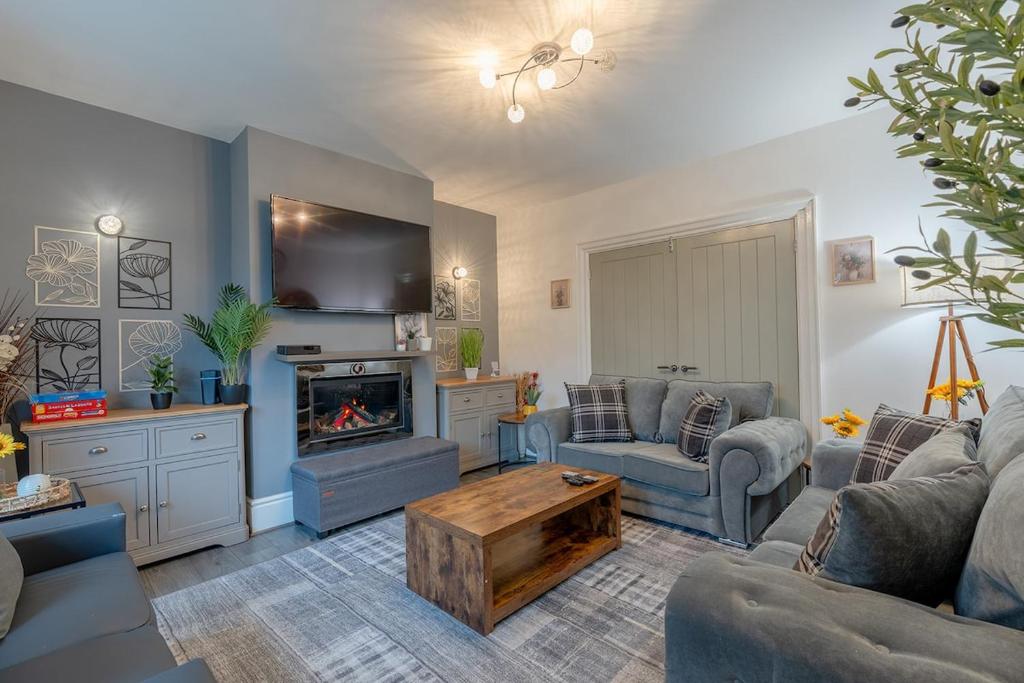 3 Bedroom Family Home in Colne with Free Parking