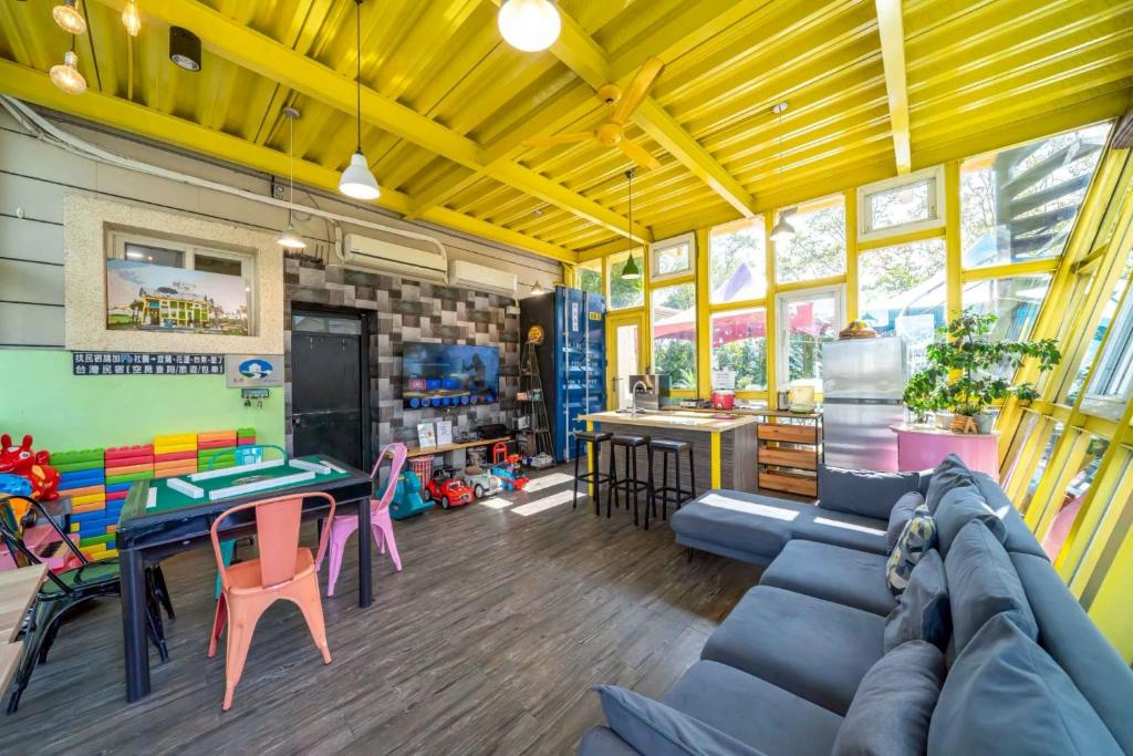 a living room with a couch and a table at 宜蘭81 Boat輕旅 寵物友善 小團體包棟 獨棟villa in Jiaoxi