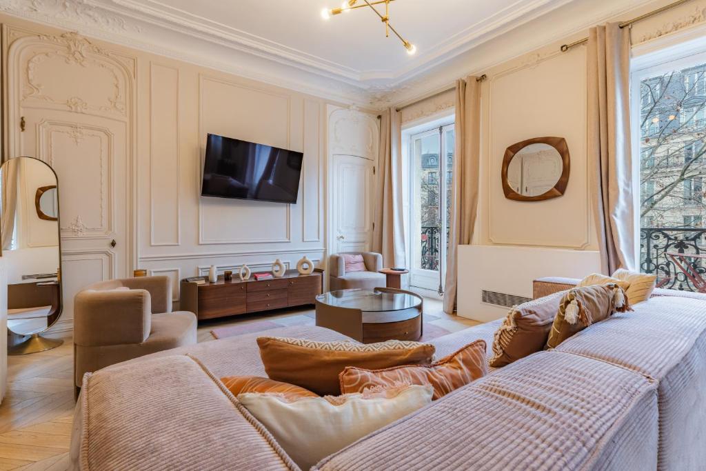 Spacious Air-Conditioned Apartment in Paris 8th