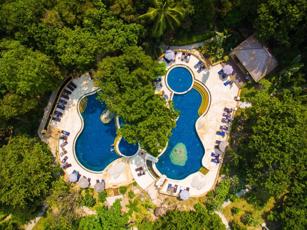 - une vue aérienne sur un complexe avec 2 piscines dans l'établissement Sensi Paradise Beach Resort, à Koh Tao