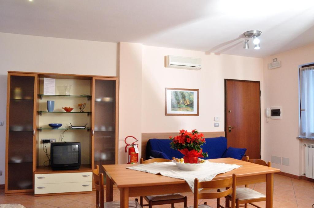 salon ze stołem i niebieską kanapą w obiekcie Residenza San Rocco w Asti