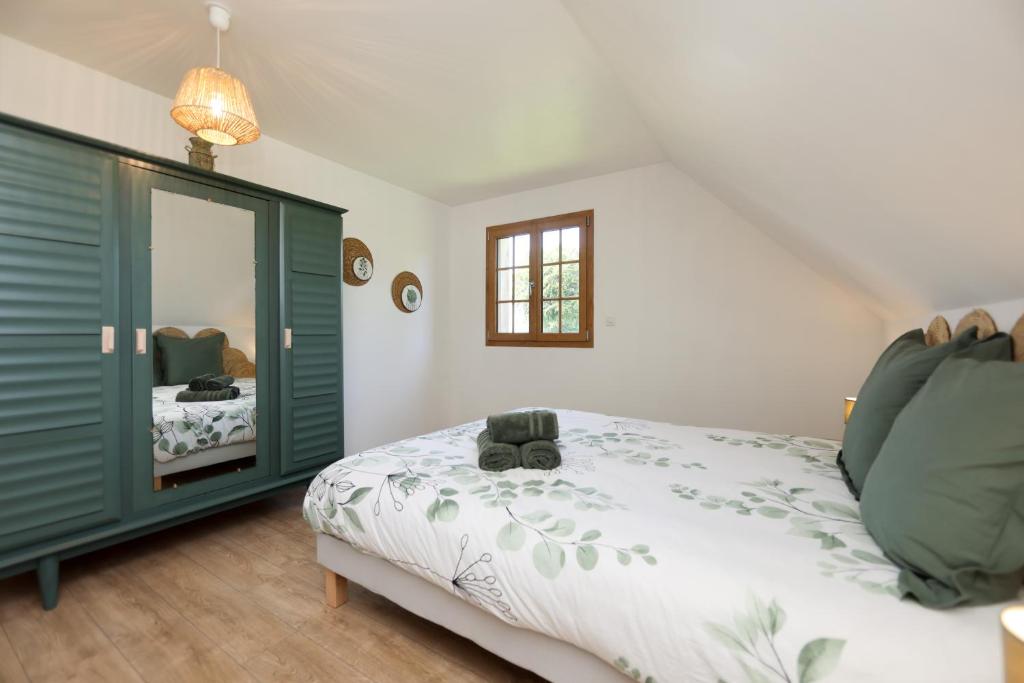 a bedroom with a green cabinet and a bed at Gîte À la Bonne Compagnie in Preures