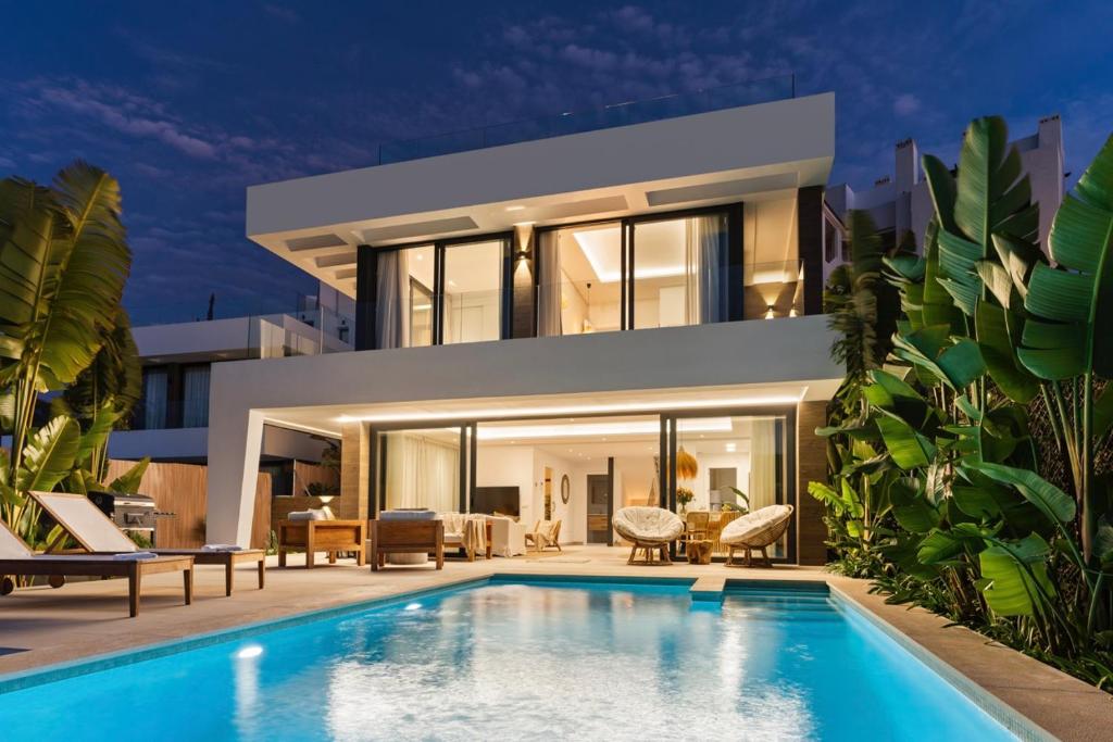 6 BDRM Golfside Luxury Villa w Pool & Jacuzzi