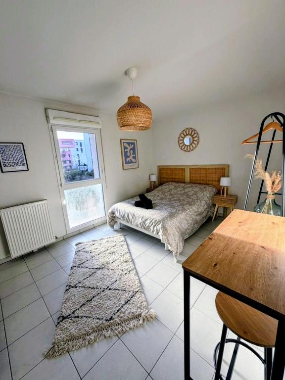 a bedroom with a bed with a cat sitting on it at L'escale du minotaure in Toulouse