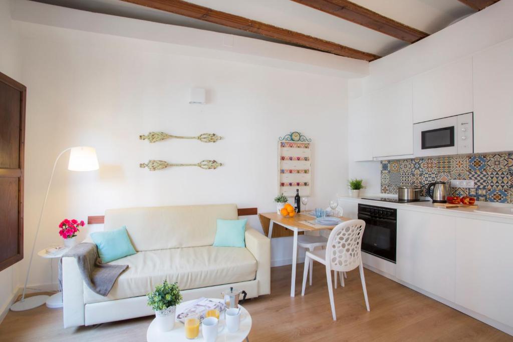 バレンシアにあるBlanquerias Apartmentsのリビングルーム(ソファ、テーブル付)