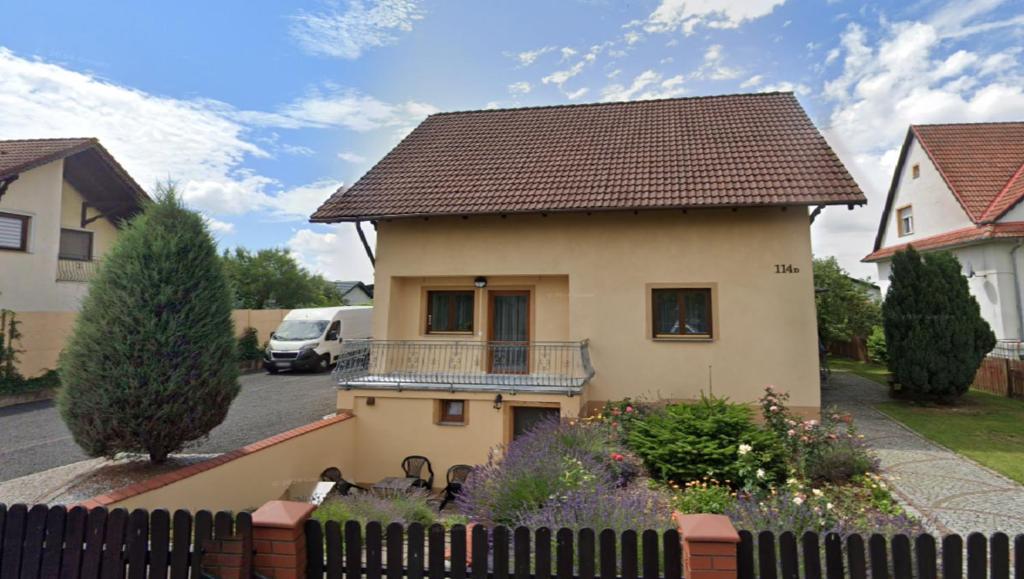 a house with a balcony and a fence at Mirenka in Czerna