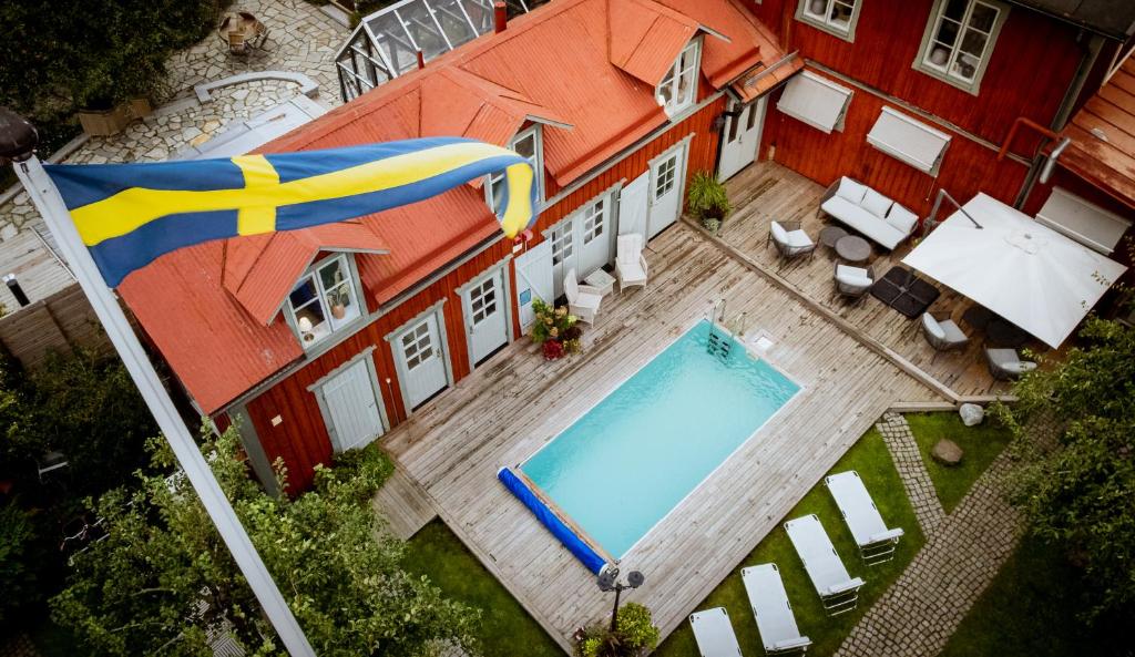 an overhead view of a house with a swimming pool and a flag at Tre Små Rum i Trosa in Trosa