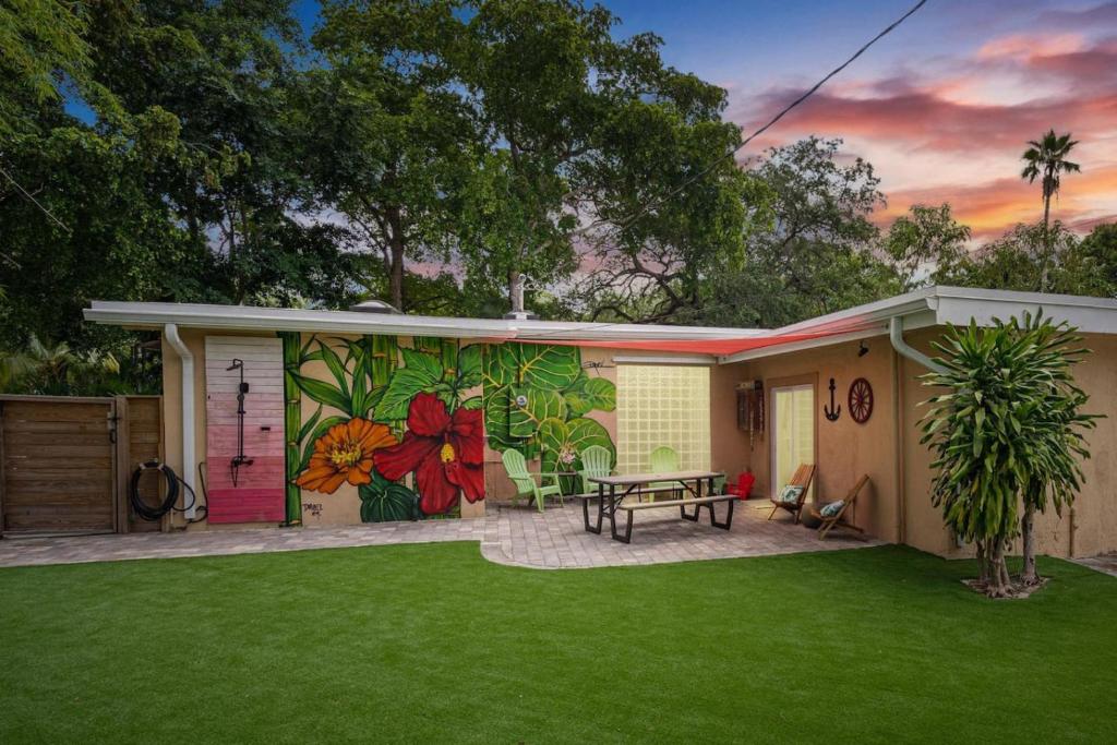 a house with a mural on the side of it at Shady Banks Oasis in Fort Lauderdale