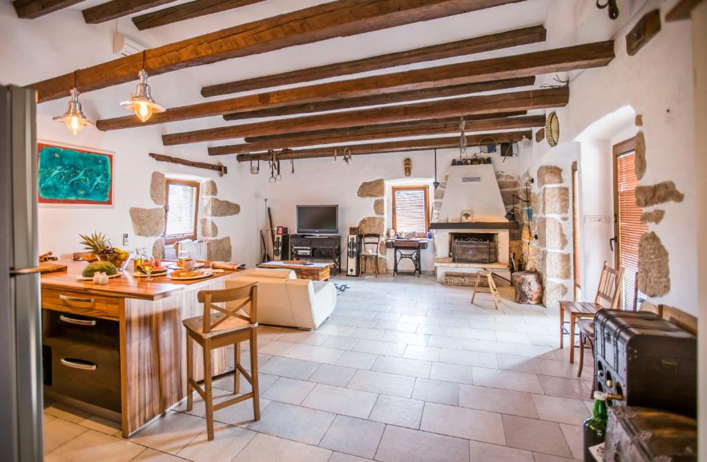 uma cozinha com mesa e cadeiras num quarto em Apartments Villa Kras Krk em Malinska