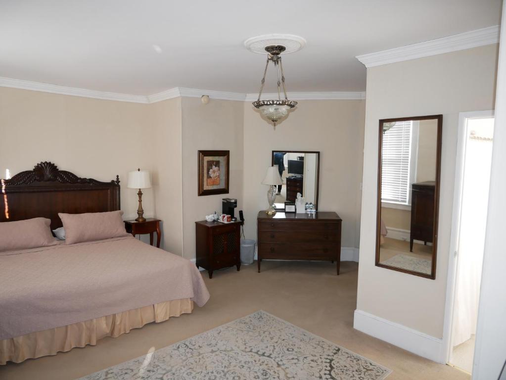 Turkey Hill Inn - Superior King Suite