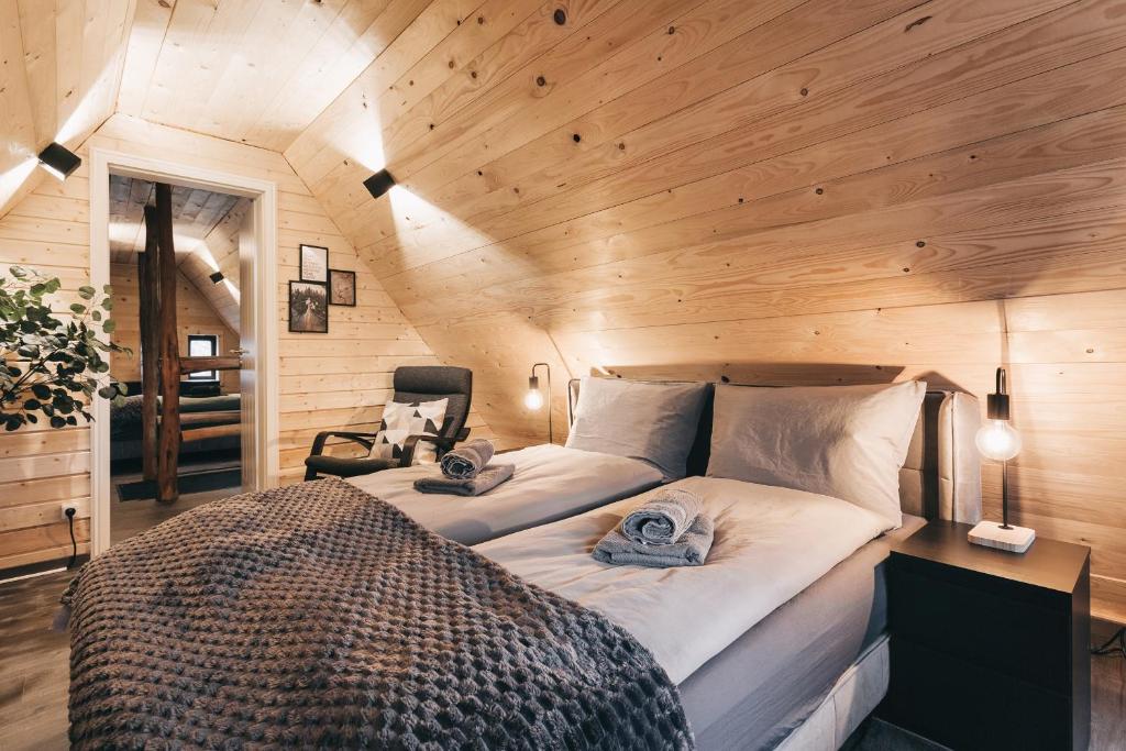a bedroom with a bed in a wooden cabin at Kleines Häuschen in der Oberlausitz in Löbau