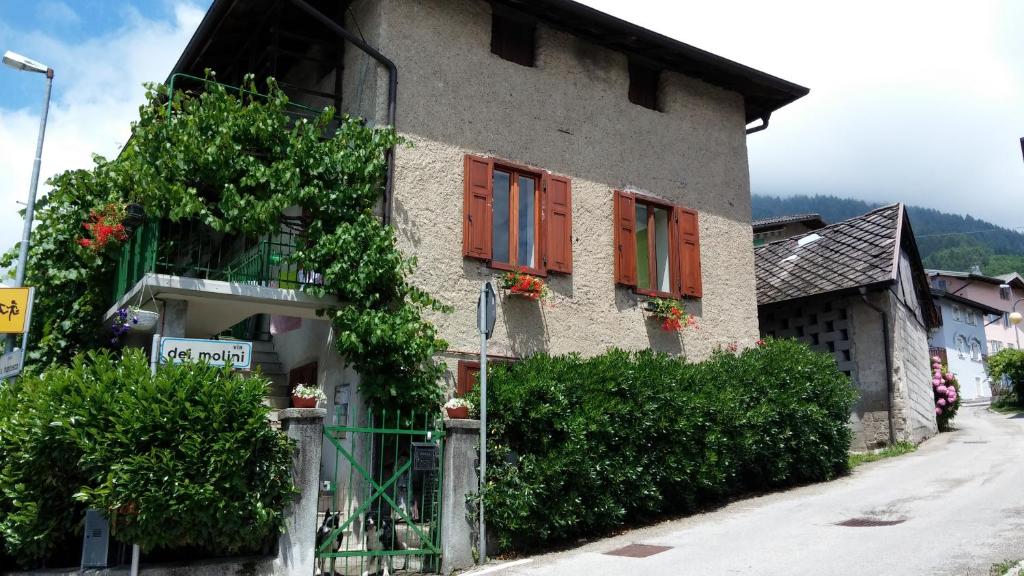 una casa con persianas coloridas en una calle en B&b Zita, en Levico Terme