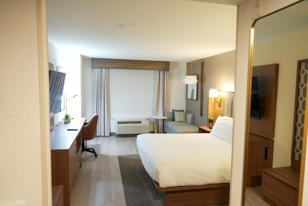 Holiday Inn & Suites Phoenix Airport, an IHG Hotel - 