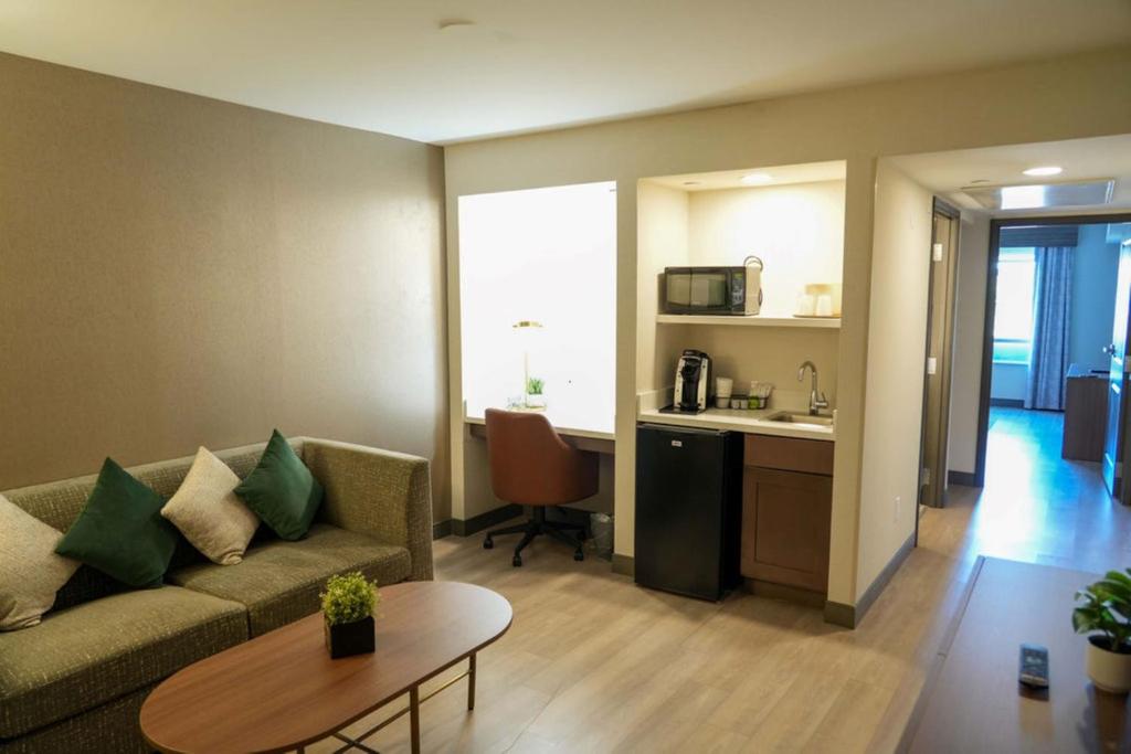 Holiday Inn & Suites Phoenix Airport, an IHG Hotel - 