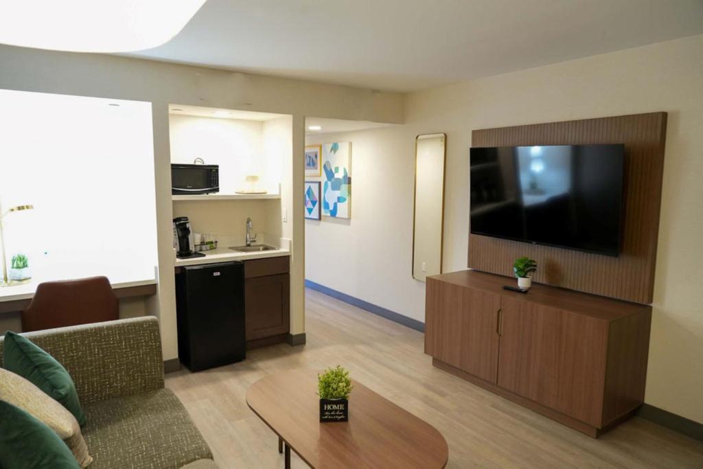 Holiday Inn & Suites Phoenix Airport, an IHG Hotel - 