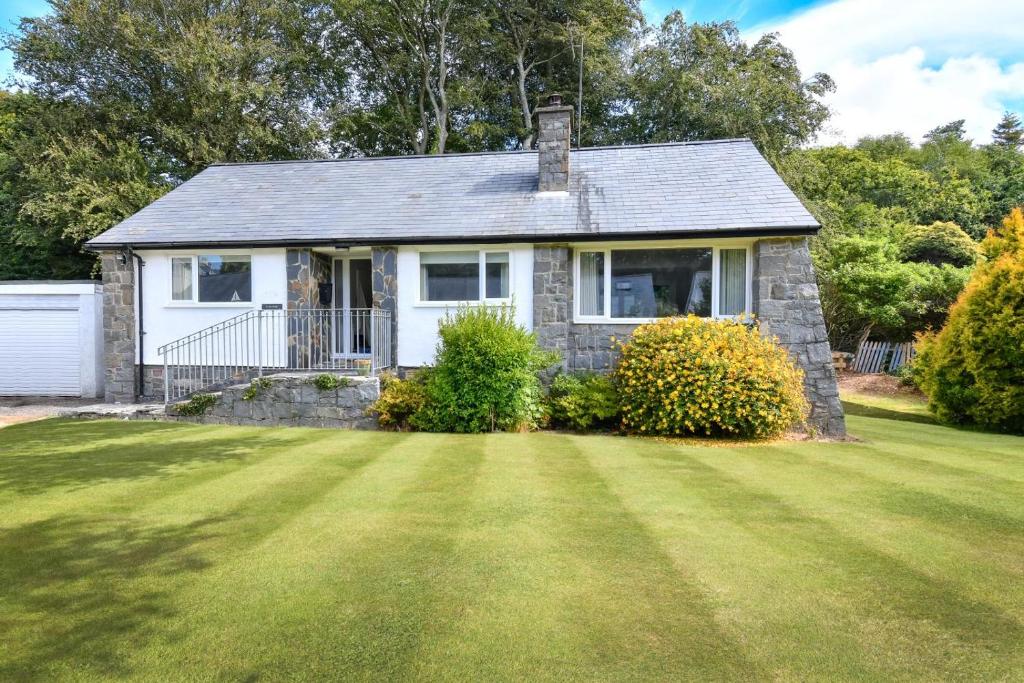 a house with a large lawn in front of it at 3 Bed in Llanbedrog oc-llynor in Llanbedrog