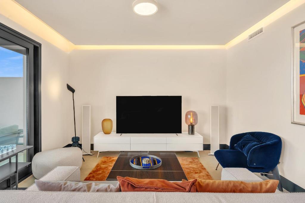 Marbella Lake - 3 Bedroom Luxury Apartment by Finest Rentals