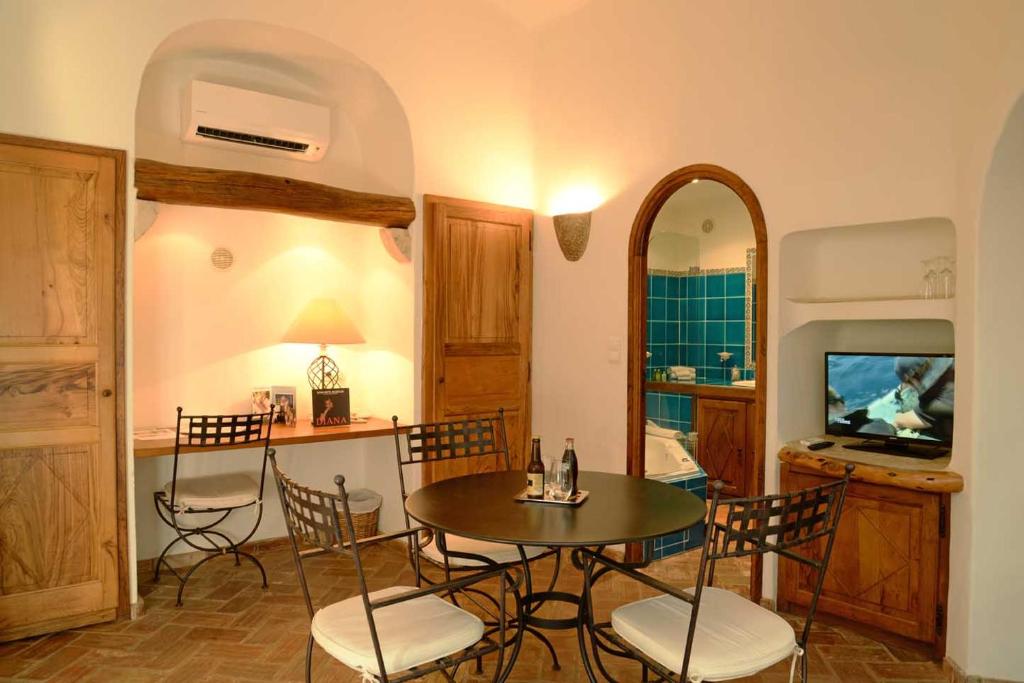 TV a/nebo společenská místnost v ubytování Hôtel Le Belvédère