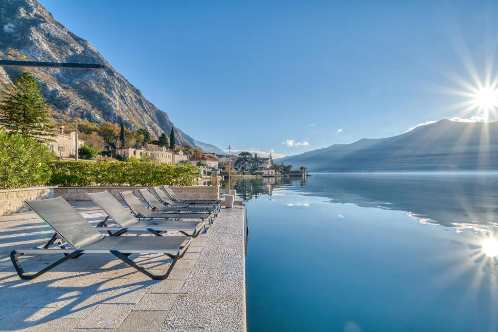 Luxury waterfront vila with Private Dock and Pool, Kotor (precios ...
