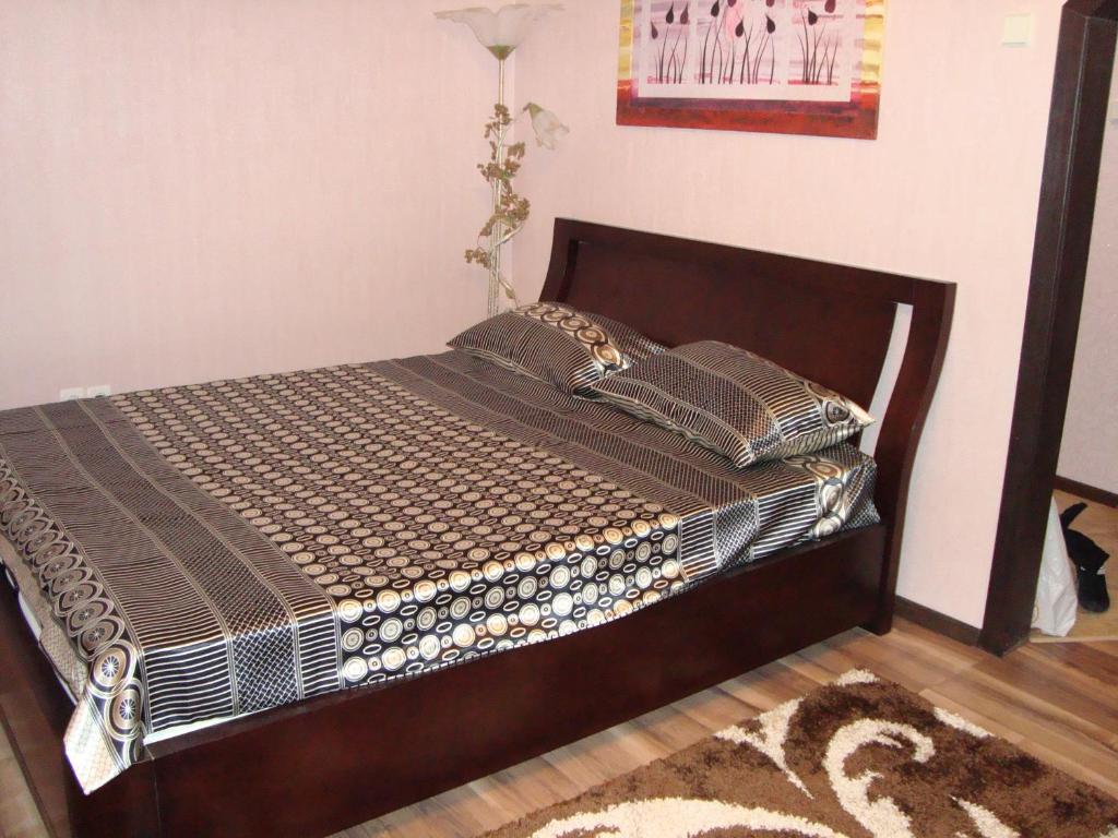 ザポリージャにあるApartment Center Lux on Ukraine Mollのベッド1台(枕2つ付)