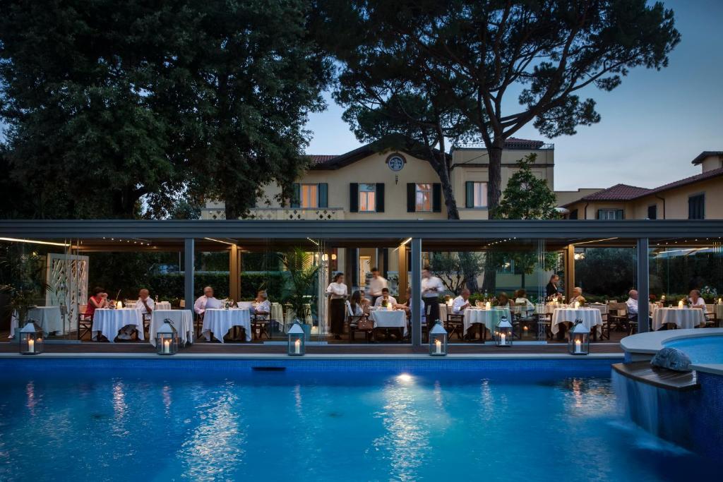 Bazén v ubytování Hotel Byron nebo v jeho okolí