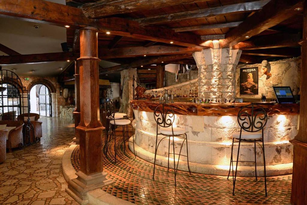 Lounge nebo bar v ubytování Hôtel Le Belvédère