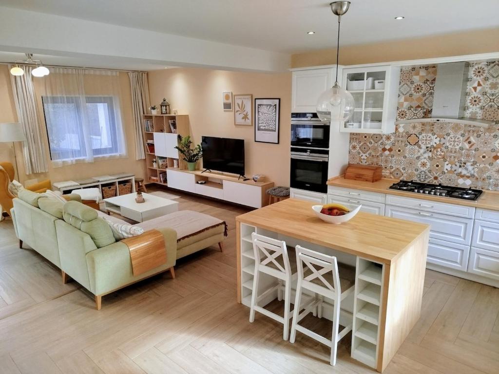 eine Küche und ein Wohnzimmer mit Sofa und Tisch in der Unterkunft Oliami in Acharavi