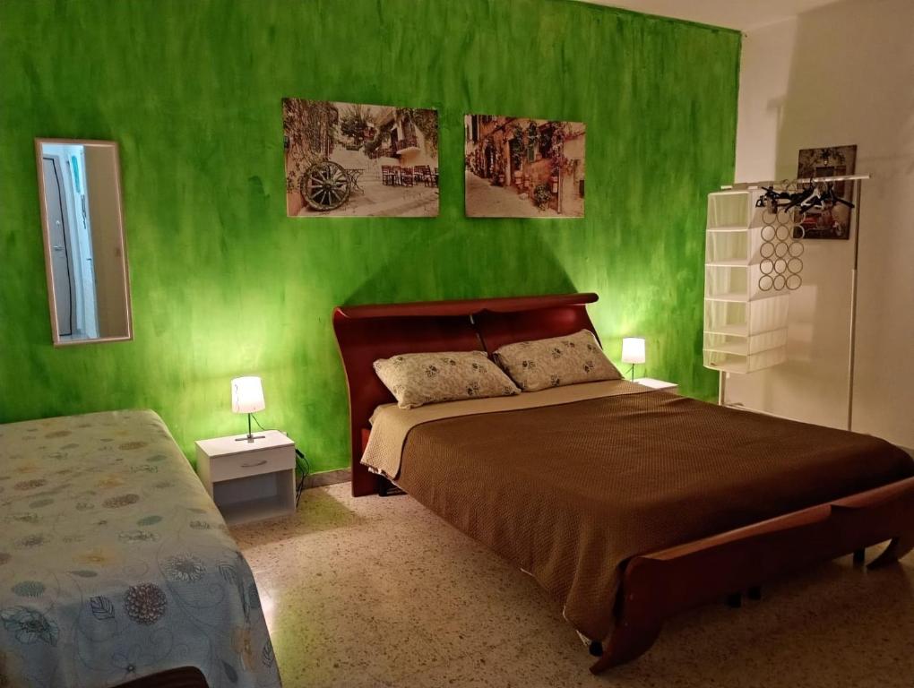 a bedroom with green walls and a bed in a room at L'Ancora in Bisceglie