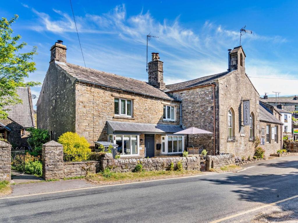 an old stone house on the side of the road at 3 Bed in Richmond oc-75649 in Muker