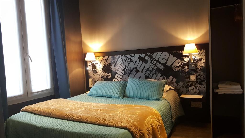 a bedroom with a bed with a headboard and a mirror at Café Hôtel de l'Avenir in Saint-Ouen